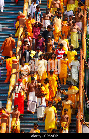 Pilger am hinduistische Thaipusam Festival auf den Stufen der Batu Caves Kalkstein Höhlen und Tempel, Kuala Lumpur, Malaysia Stockfoto