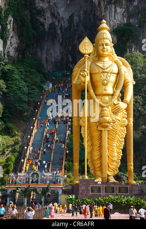 Statue des Gottes Murugan, hinduistische Festival Thaipusam, Batu Caves-Kalkstein-Höhlen und Tempel, Kuala Lumpur, Malaysia Stockfoto