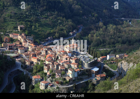 Das Dorf Lantosque finestre talwärts im Mercantour Nationalpark Stockfoto