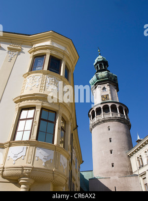 Ungarn, Sopron, Ansicht des Feuersturms Turm mit Gebäude Stockfoto