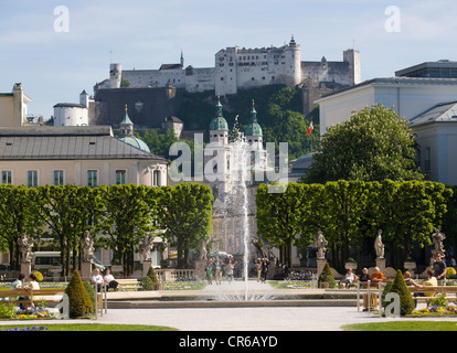 Österreich, Salzburg, Menschen im Mirabell Garten Stockfoto