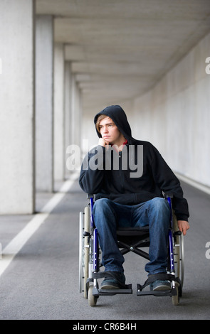 Österreich, Mondsee, junger Mann sitzt im Rollstuhl an der u-Bahn Stockfoto