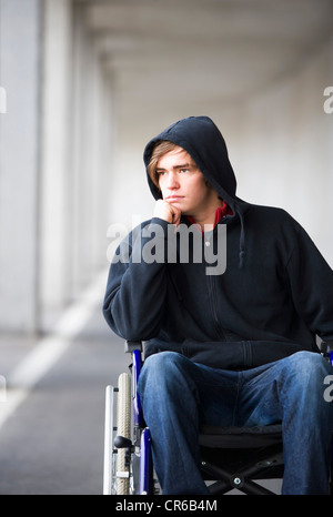 Österreich, Mondsee, junger Mann sitzt im Rollstuhl an der u-Bahn Stockfoto