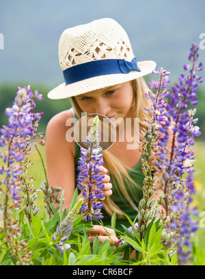 Österreich, Teenage Girl Lupine durch Lupe betrachten Stockfoto