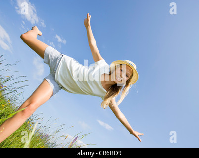 Österreich, Teenage Mädchen Turnen im Bereich, Lächeln, Porträt Stockfoto