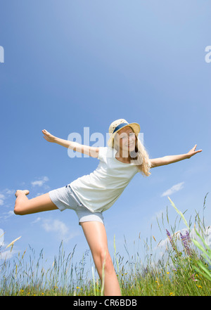 Österreich, Teenage Mädchen Turnen im Bereich, Lächeln, Porträt Stockfoto