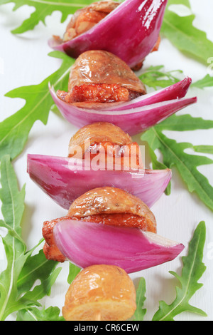 Schweinefleisch und Speck-Spieße mit Kartoffeln und Zwiebeln Spanisch Stockfoto