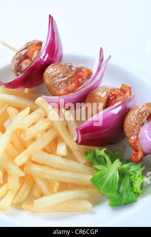 Speck und Kartoffel-Spieß mit Pommes frites Stockfoto