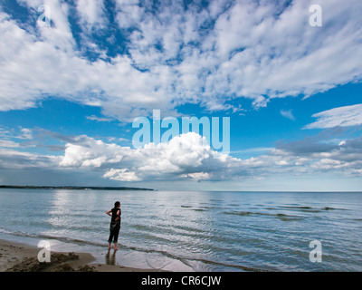 Deutschland, Frau auf der Suche an Ostsee Stockfoto