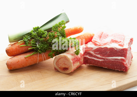 Rindfleisch Suppe Zutaten auf Schneidebrett, Nahaufnahme Stockfoto