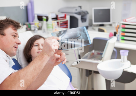 Deutschland, Bayern, Patient und Arzt Blick auf x-ray Stockfoto