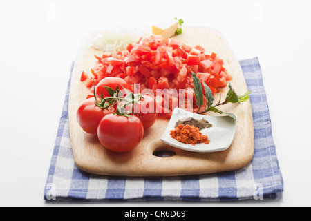 Zutaten für Tomatensuppe auf Schneidebrett Stockfoto