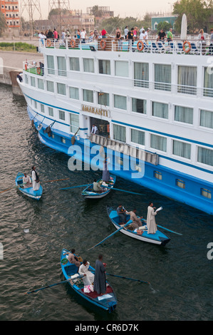 Verzweifelte Anbietern im Schlauchboot Boote Liegeplatz Kreuzfahrtschiffe auf dem Nil Ägypten politische Instabilität hat Tourismusindustrie verkrüppelt Stockfoto