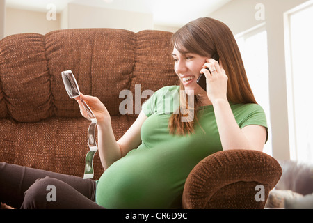 Porträt von schwangeren beobachten Ultraschall scan Stockfoto