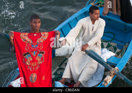 Verzweifelte Anbietern im Schlauchboot Boote Liegeplatz Kreuzfahrtschiffe auf dem Nil Ägypten politische Instabilität hat Tourismusindustrie verkrüppelt Stockfoto