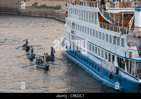 Verzweifelte Anbietern im Schlauchboot Boote Liegeplatz Kreuzfahrtschiffe auf dem Nil Ägypten politische Instabilität hat Tourismusindustrie verkrüppelt Stockfoto