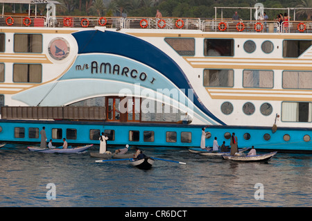 Verzweifelte Anbietern im Schlauchboot Boote Liegeplatz Kreuzfahrtschiffe auf dem Nil Ägypten politische Instabilität hat Tourismusindustrie verkrüppelt Stockfoto