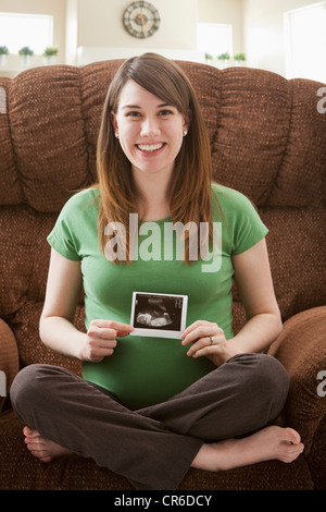 Porträt von Schwangeren mit Ultraschall scan Stockfoto