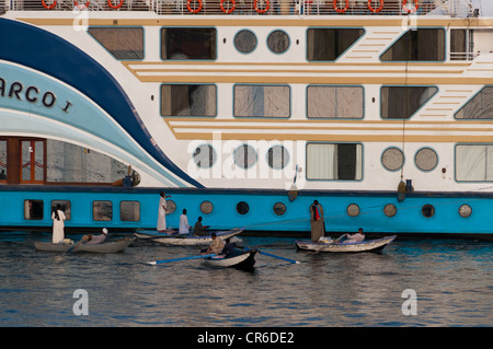 Verzweifelte Anbietern im Schlauchboot Boote Liegeplatz Kreuzfahrtschiffe auf dem Nil Ägypten politische Instabilität hat Tourismusindustrie verkrüppelt Stockfoto