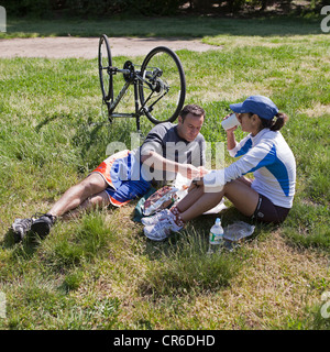 Genießen Sie ein Picknick nach dem Radfahren im Prospect Park in Brooklyn, New York, ein Mann und eine Frau. Stockfoto