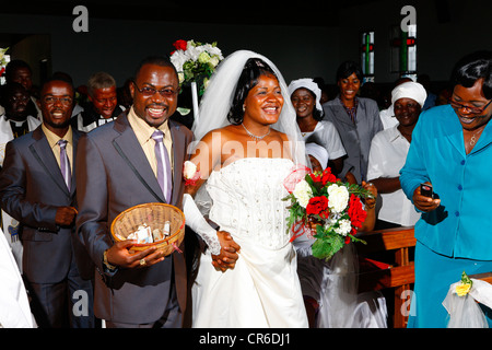 Brautpaar mit Geschenken, Geld, Hochzeit, Bamenda, Kamerun, Afrika Stockfoto