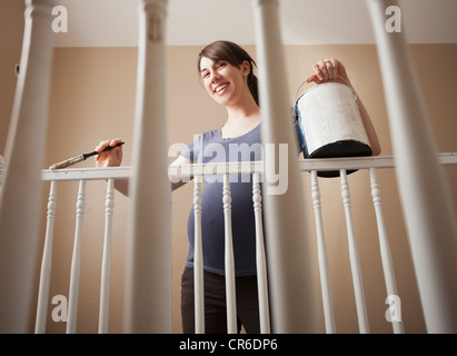 Niedrige Engel Blick der jungen Frau Malerei balustrade Stockfoto