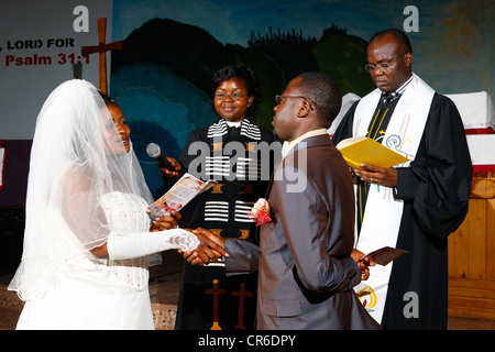 Braut und Bräutigam unter ihr Eheversprechen, Bamenda, Kamerun, Afrika Stockfoto