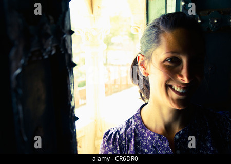 Indien, Rajasthan, Jodhpur, junge Frau, die alten Fenster in Jodhpur Fort stand lächelnd Stockfoto