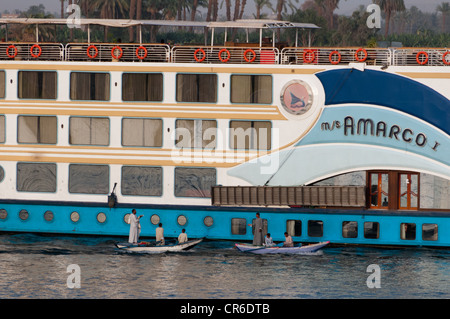 Verzweifelte Anbietern im Schlauchboot Boote Liegeplatz Kreuzfahrtschiffe auf dem Nil Ägypten politische Instabilität hat Tourismusindustrie verkrüppelt Stockfoto