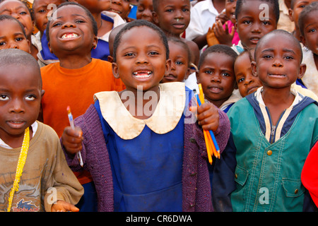 Schulkinder, 7, tragen von Schuluniformen, Grundschule, Bamenda, Kamerun, Afrika Stockfoto