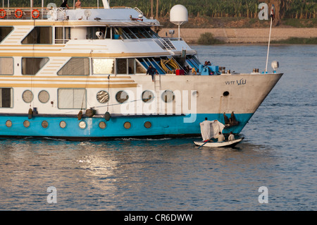 Verzweifelte Anbietern im Schlauchboot Boote Liegeplatz Kreuzfahrtschiffe auf dem Nil Ägypten politische Instabilität hat Tourismusindustrie verkrüppelt Stockfoto