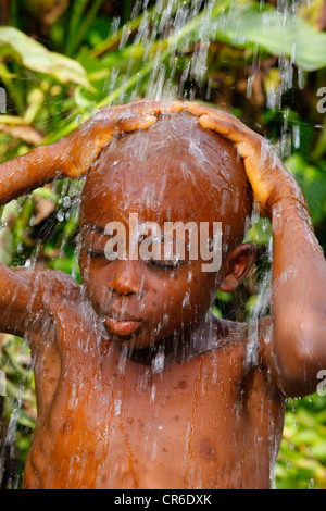 Junge, 6 Jahre, unter eine Dusche, Bamenda, Kamerun, Afrika Stockfoto