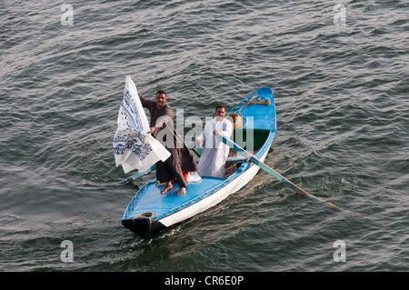 Verzweifelte Anbietern im Schlauchboot Boote Liegeplatz Kreuzfahrtschiffe auf dem Nil Ägypten politische Instabilität hat Tourismusindustrie verkrüppelt Stockfoto