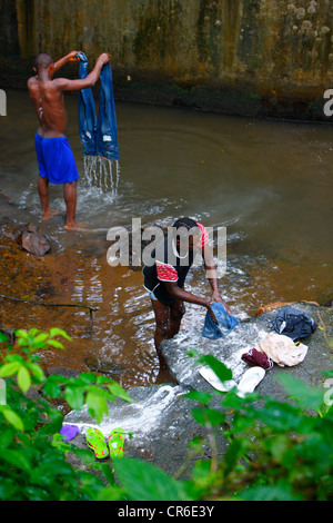 Junge Männer waschen ihrer Jeans in einen Stream, Bamenda, Kamerun, Afrika Stockfoto