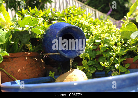 Kleine solar angetriebene Wasserspiel hilft Geld sparen und Umwelt im heimischen Garten UK Stockfoto