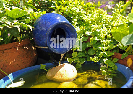 Kleine solar angetriebene Wasserspiel hilft Geld sparen und Umwelt im heimischen Garten UK Stockfoto