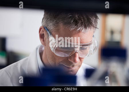 Deutschland, Bayern, München, Wissenschaftler, die medizinische Forschung im Labor Stockfoto