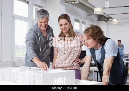 Deutschland, Bayern, München, Mann erklären, Architekturmodell, Kollegen Stockfoto