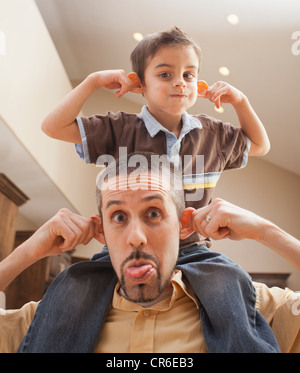 Vater und Sohn (6-7) lustige Grimassen Stockfoto