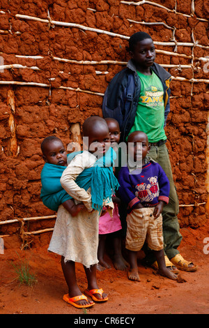 Kinder, vier Jahre altes Mädchen tragen ein Kleinkind auf ihrem Rücken, Nshamba Bezirk, Region Kagera, Tansania, Afrika Stockfoto