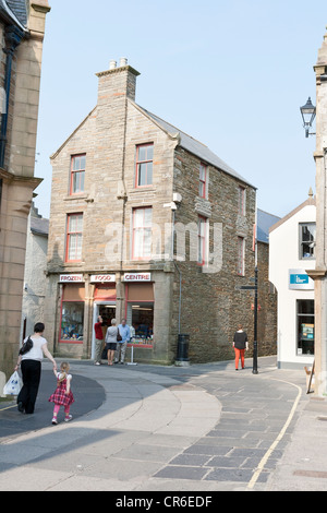 Eine städtische Straßenszene in Kirkwall auf der Orkney-Inseln, Schottland Stockfoto