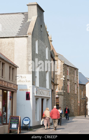 Eine städtische Straßenszene in Kirkwall auf der Orkney-Inseln, Schottland Stockfoto