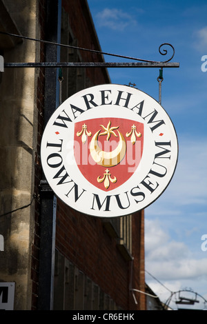 Melden Sie außen Wareham Stadtmuseum in Wareham, Dorset. VEREINIGTES KÖNIGREICH. Das Museum wird vom Gemeinderat geführt. Stockfoto