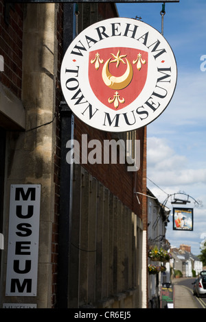 Melden Sie außen Wareham Stadtmuseum in Wareham, Dorset. VEREINIGTES KÖNIGREICH. Das Museum wird vom Gemeinderat geführt. Stockfoto