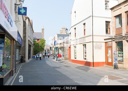 Eine städtische Straßenszene in Kirkwall auf der Orkney-Inseln Stockfoto