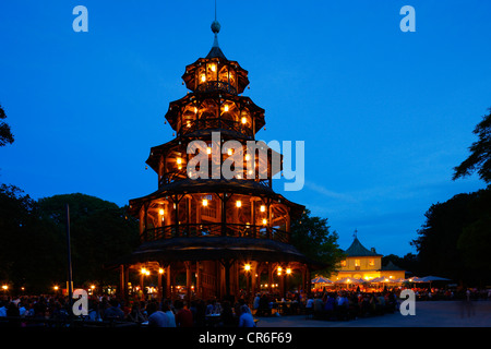 Chinesischer Turm Tower, Biergarten, Englischer Garten Park in den Abend, München, Bayern, Deutschland, Europa Stockfoto