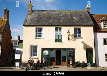 Eisdiele/Eisdiele in einem traditionellen Gebäude/Geschäft/altes Haus am Ufer des Kai/am Ufer des Flusses Frome in Wareham, Dorset. UK Stockfoto