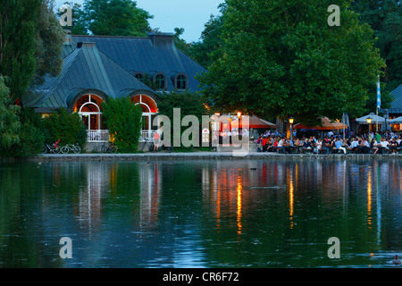 Neues Seehaus Biergarten am Kleinhesseloher See, Englischer Garten Park, München, Bayern, Deutschland, Europa Stockfoto