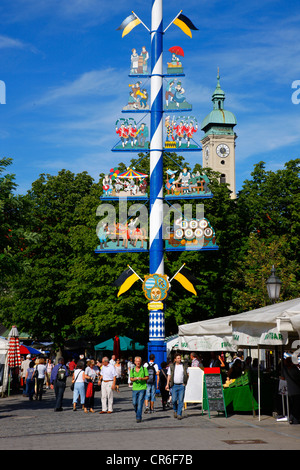 Maibaum, Viktualienmarkt Quadrat und Heiliggeistkirche, Kirche des Heiligen Geistes, München, Bayern, Deutschland, Europa Stockfoto
