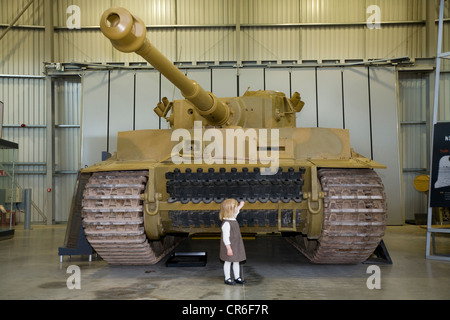 Deutscher Krieg / WW2 / Tiger-Panzer des zweiten Weltkriegs (und touristischen / junge Kind, Skala zu geben). Das Panzermuseum Bovington, Dorset UK Stockfoto